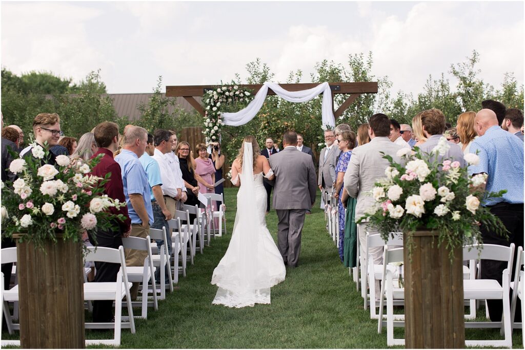 Sioux Falls barn wedding - pink and champage - Summer wedding