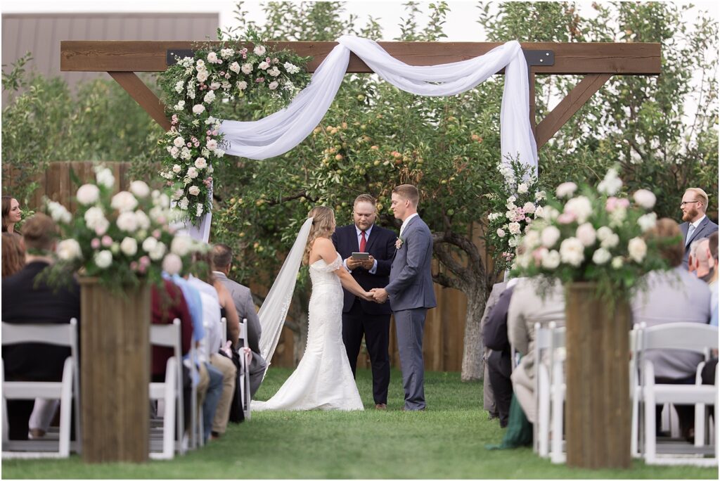 Sioux Falls barn wedding - pink and champage - Summer wedding