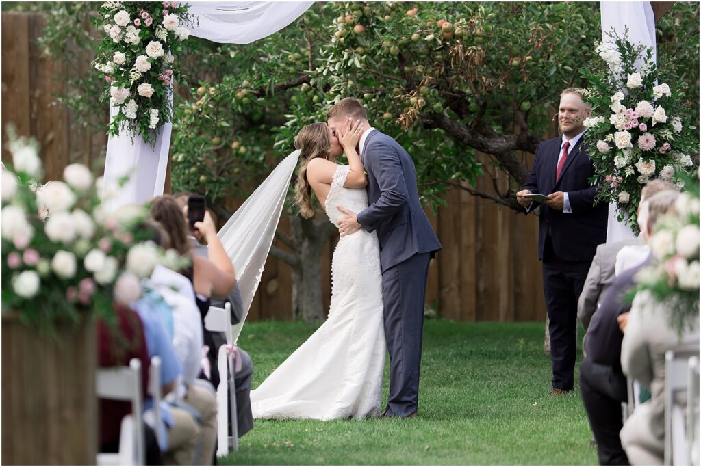 Sioux Falls barn wedding - pink and champage - Summer wedding